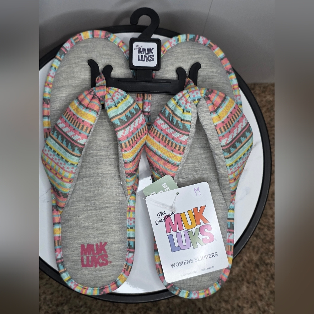 Muk Luks Dawna Thong Slippers Memory Foam - Pink Multi - size Medium 7/8 New